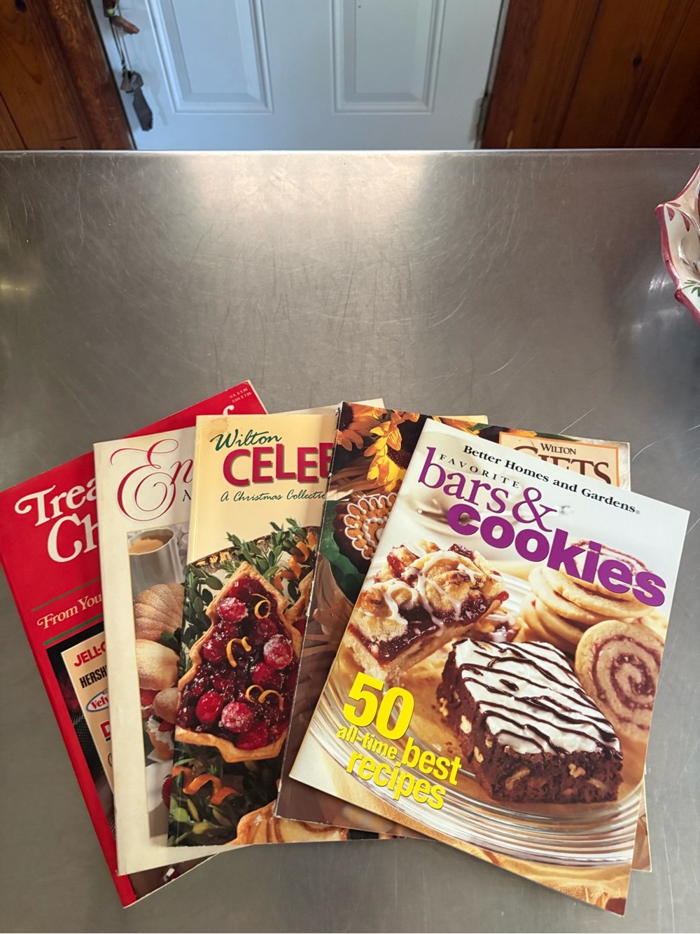 5 of some of the best holiday/ entertaining/baking soft cover books! Pre owned